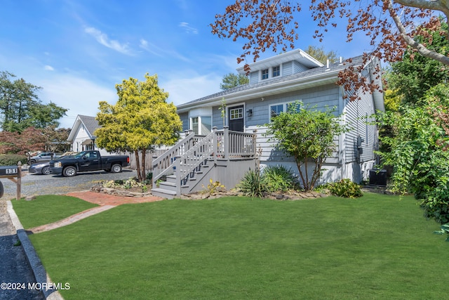 view of front of house featuring a front lawn