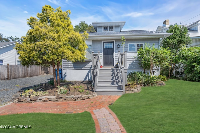 view of front facade featuring a front lawn