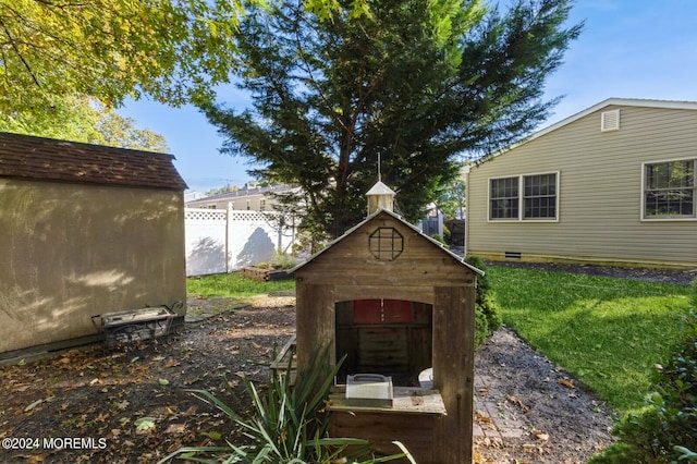 view of yard featuring a shed