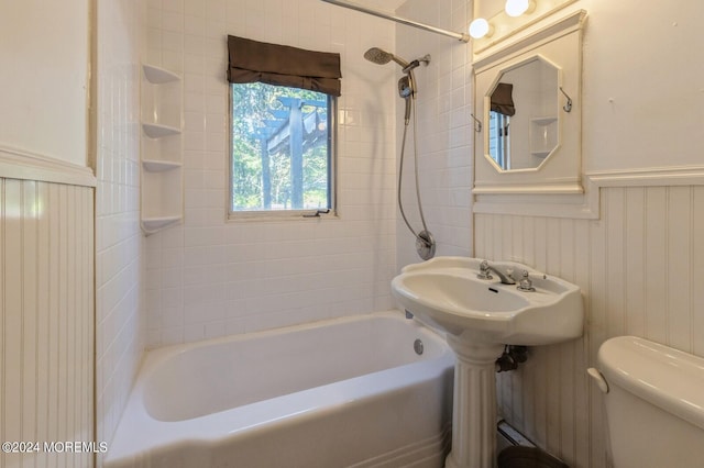 bathroom with tiled shower / bath and toilet