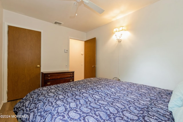 bedroom with ceiling fan