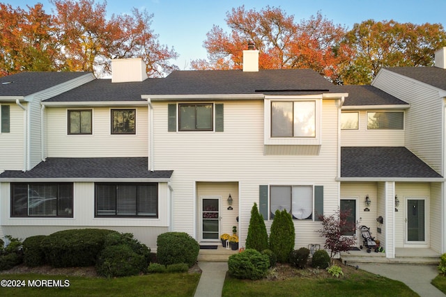 townhome / multi-family property featuring a front lawn