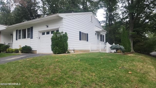 view of front of property featuring a front yard