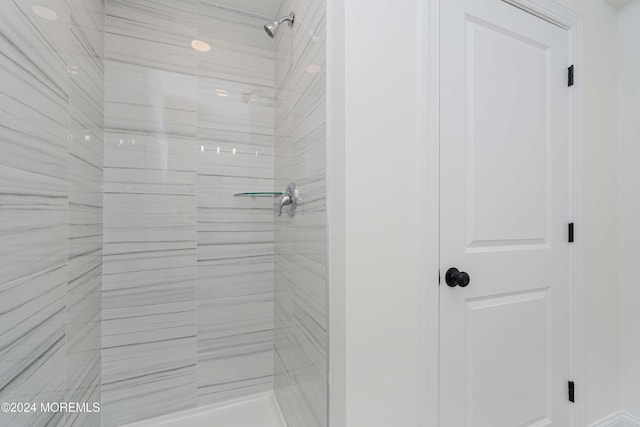 bathroom featuring tiled shower