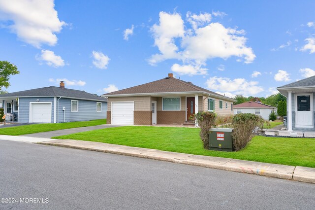 view of front of home featuring a garage and a front yard