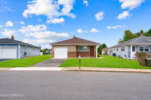 view of front of home featuring a front yard and a garage