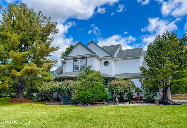 view of front of home featuring a front yard