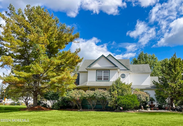 view of front of property featuring a front lawn