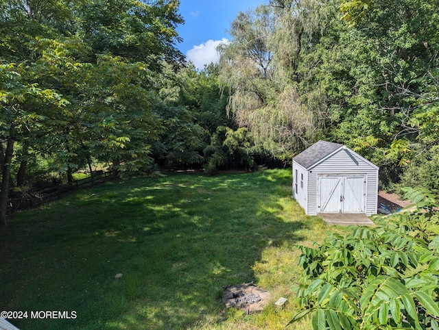 view of yard featuring a shed