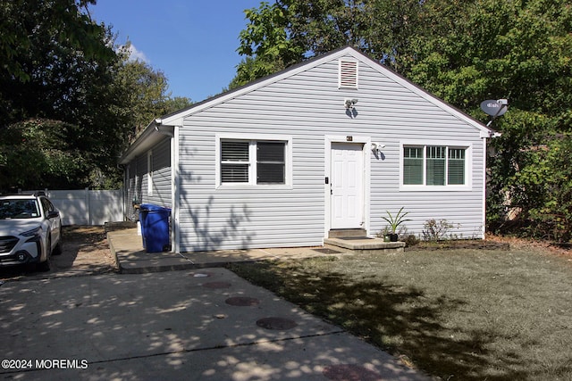 view of front of property with a front yard