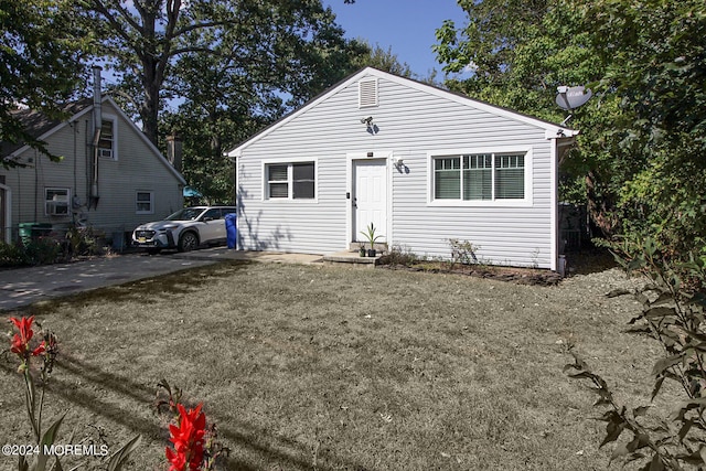 view of front of home featuring a front yard