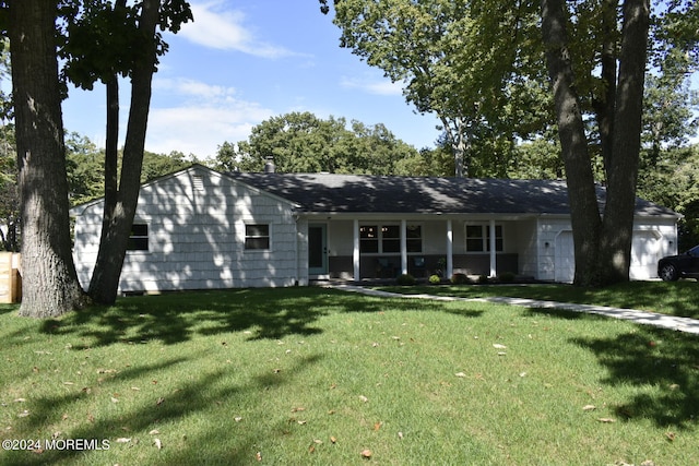 single story home featuring a front lawn