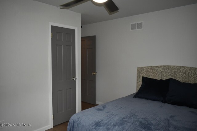 bedroom with ceiling fan