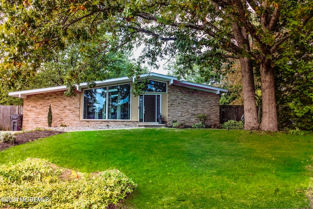 ranch-style home with a front yard