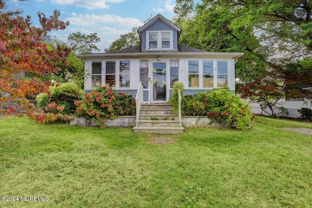 view of front of house featuring a front yard