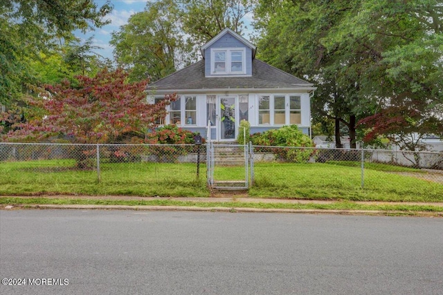 view of front facade with a front yard