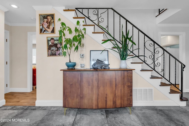 staircase featuring recessed lighting, visible vents, baseboards, and ornamental molding