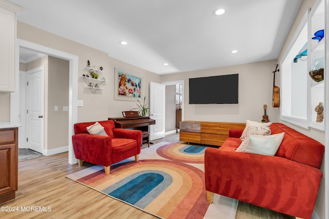 living room featuring light wood-style flooring, recessed lighting, and baseboards