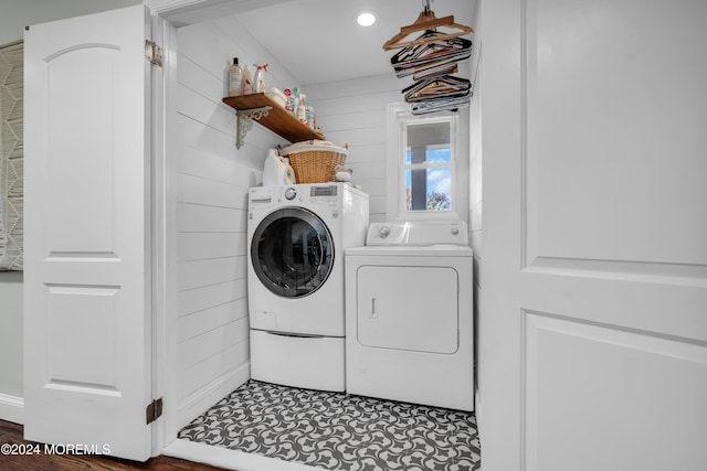 laundry room with laundry area and independent washer and dryer