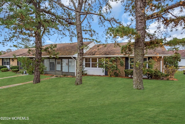 ranch-style home with a front yard