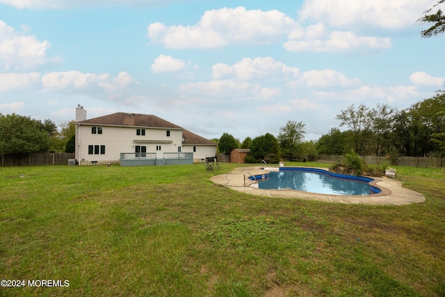 view of swimming pool featuring a lawn