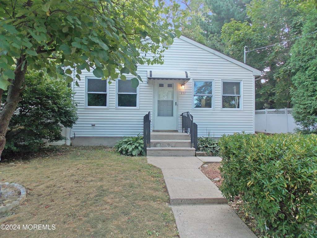 bungalow-style house featuring a front yard