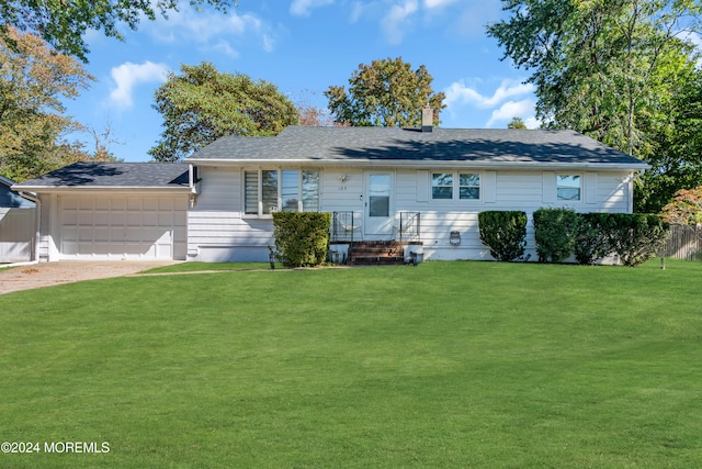 ranch-style home featuring a front lawn