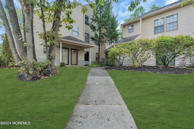 view of front facade featuring a front lawn