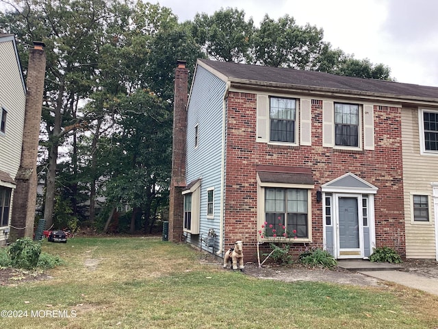 view of front facade featuring a front yard