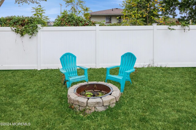 view of yard featuring a fire pit