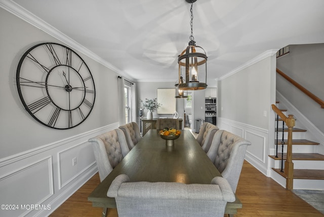 dining area featuring a notable chandelier, dark hardwood / wood-style floors, and crown molding