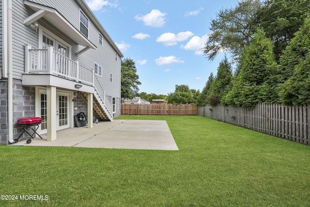 view of yard featuring a patio area