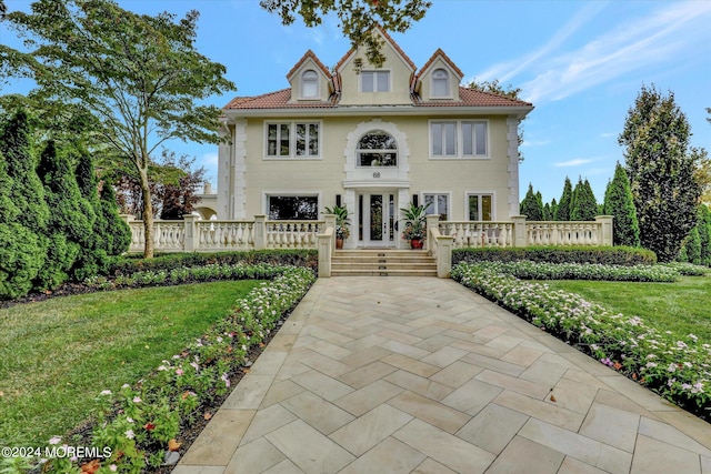 view of front facade with a front lawn