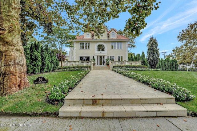 view of front of house featuring a front lawn