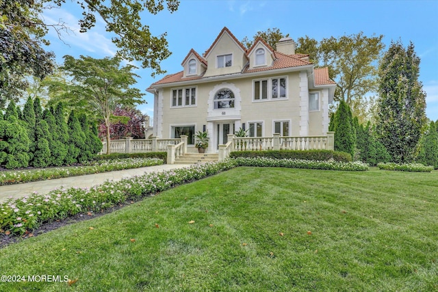 view of front of house with a front yard