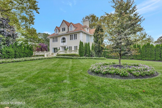 view of front of property with a front lawn