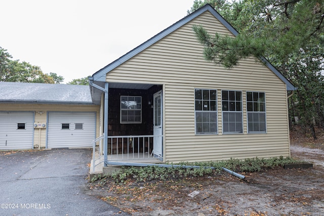 view of front of property featuring a garage