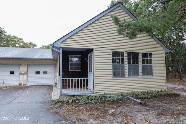 bungalow-style house featuring driveway