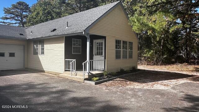 view of front of property with a garage and driveway