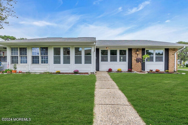 ranch-style house featuring a front lawn