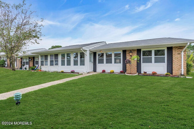 ranch-style house featuring a front lawn