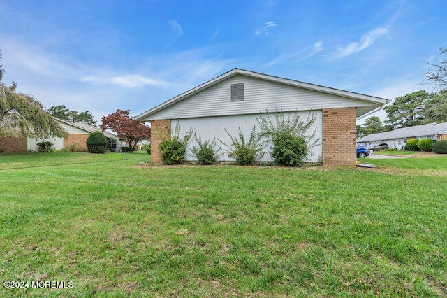 view of side of property featuring a lawn