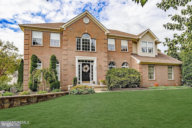 view of front of property featuring a front lawn