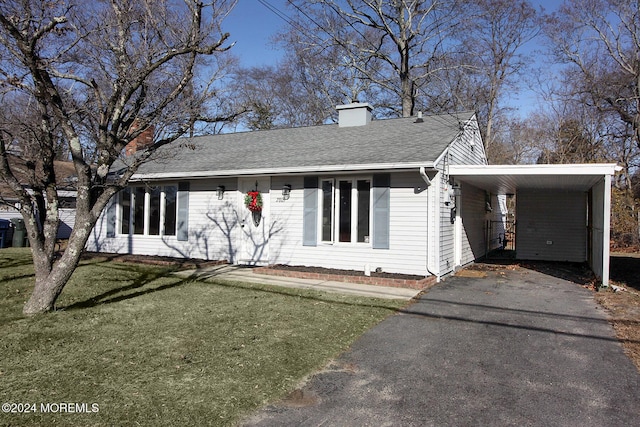 view of front of house featuring a front yard and a carport