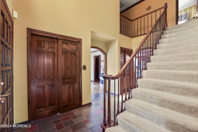 foyer featuring a high ceiling