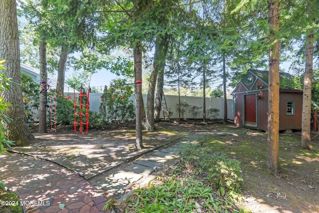 view of yard featuring a storage shed