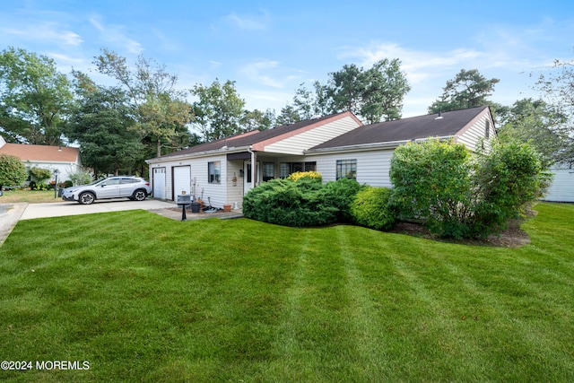 view of front of home featuring a front yard