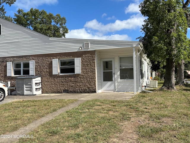 view of front of home featuring a front yard