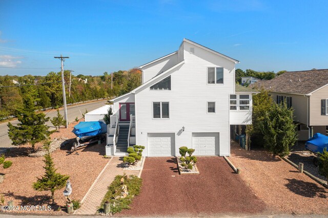 view of front property featuring a garage