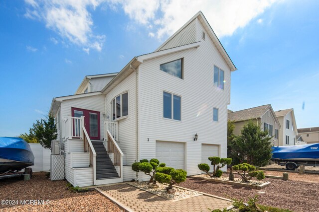 view of front property featuring a garage